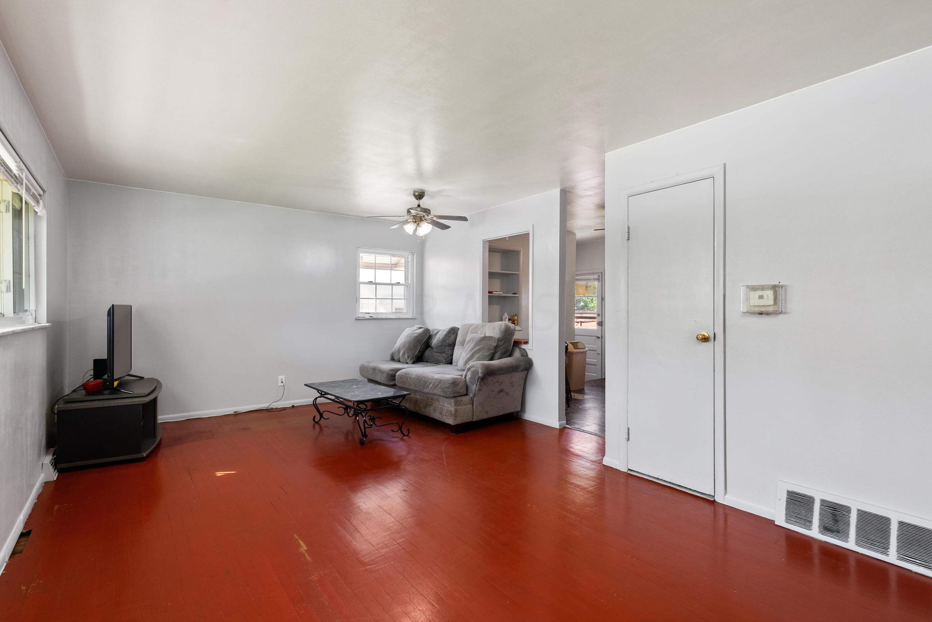 1089 South Yearling Road Columbus, OH 43227 - Photo 5 of 28 Living Room