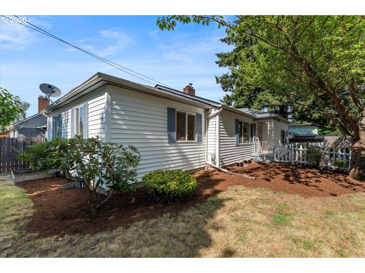 7413 Southeast Pine Street Portland, OR 97215 - Photo 34 of 48