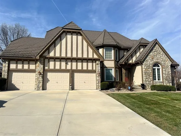 $725,000 | 11012 West 125th Street, Overland Park, KS 66213
