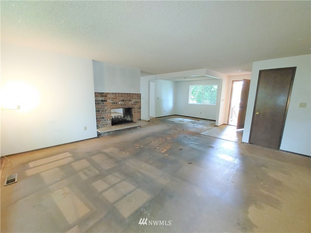 6608 Southeast 5th Place Renton, WA 98059 - Photo 4 of 20 Gallery Image 4