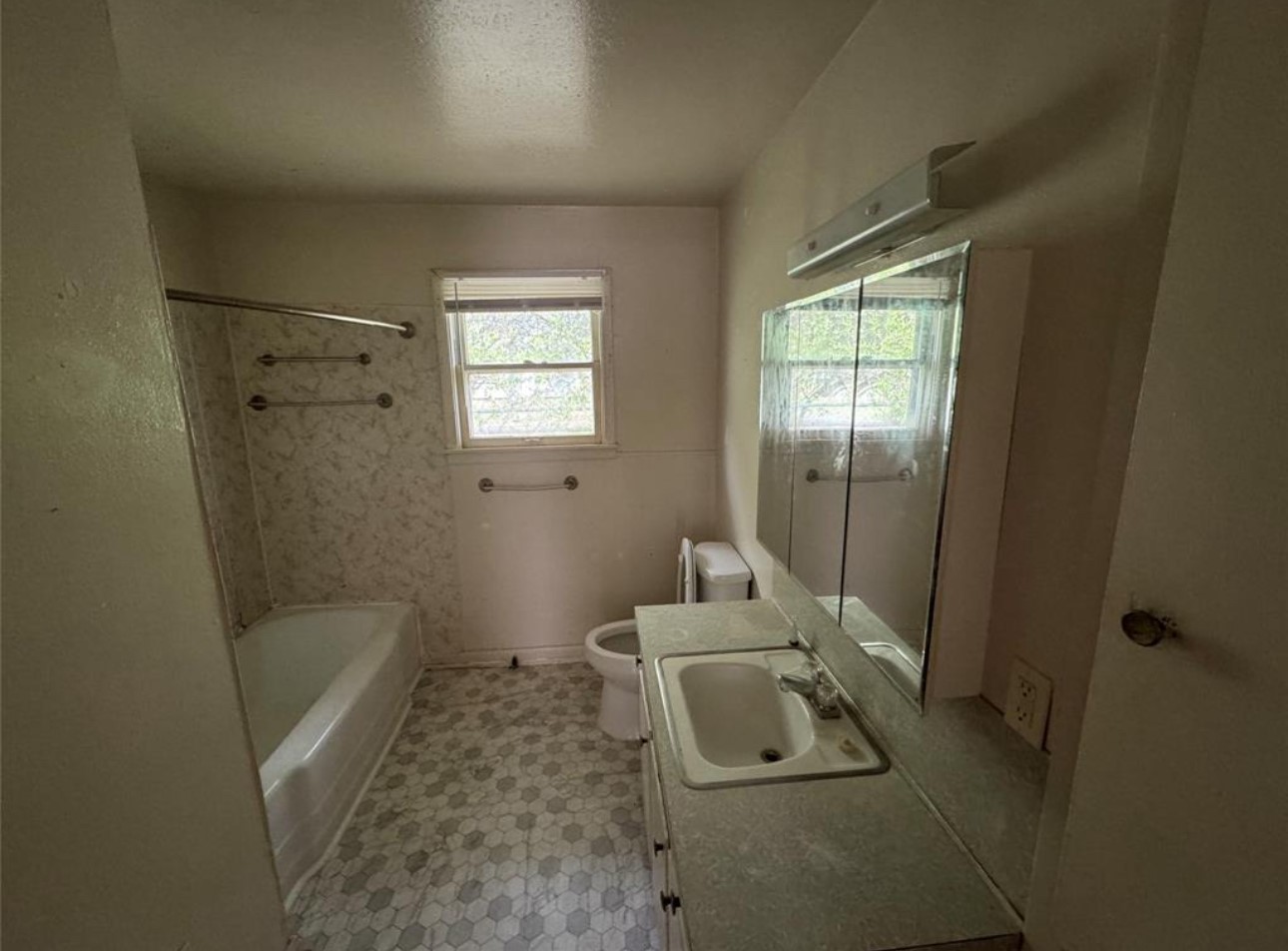 500 Tanner Avenue Cleveland, TX 77327 - Photo 7 of 9 a bathroom with a toilet a sink and bathtub