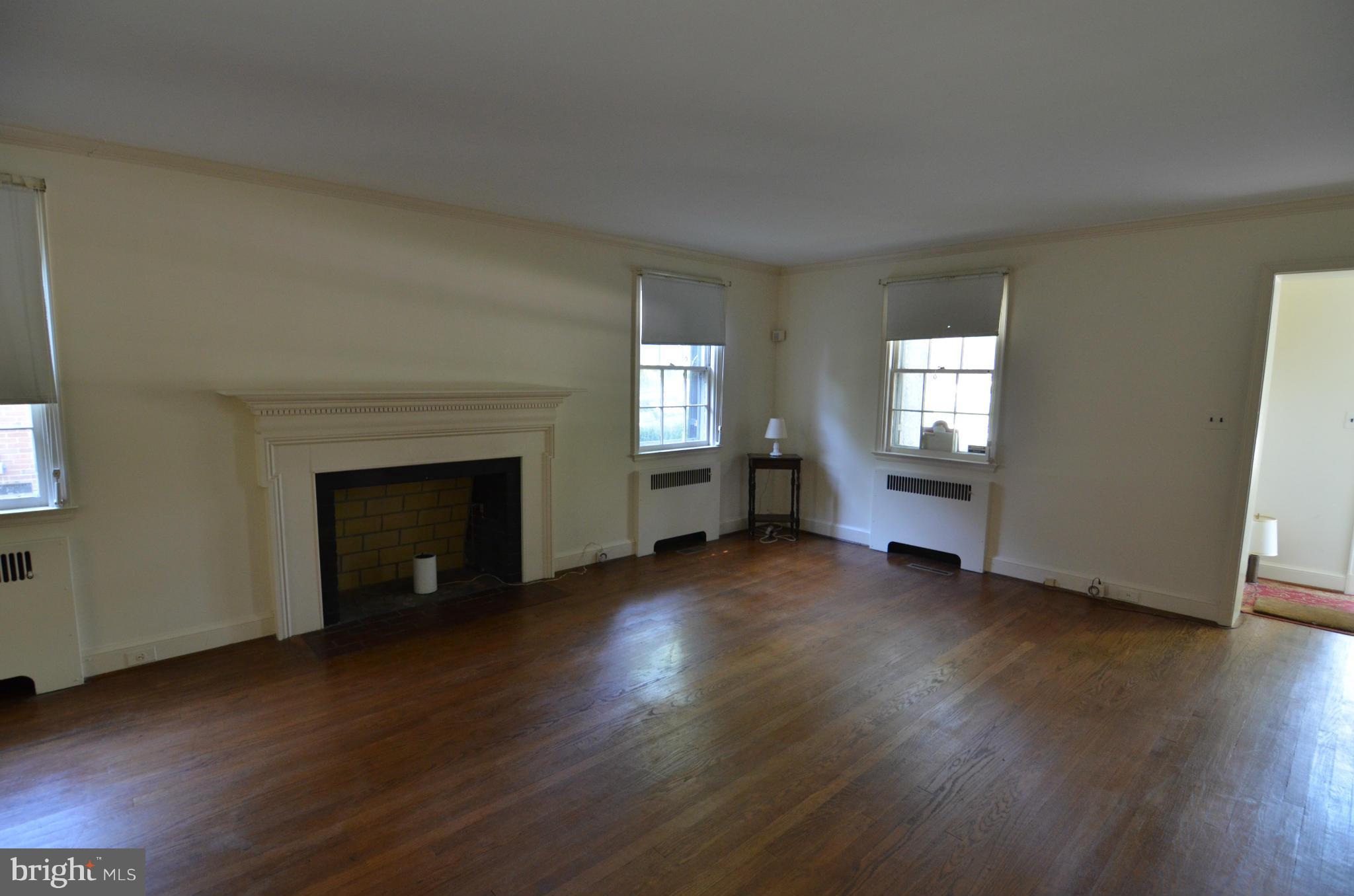 5805 Kenmore Road Baltimore, MD 21210 - Photo 5 of 25 Living Room