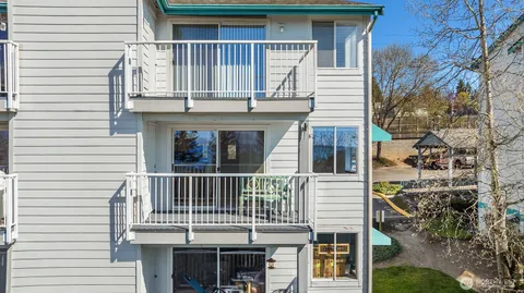 $212,998 | 28602 16th Avenue South, Unit 301, Federal Way, WA 98003