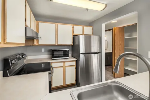 $212,998 | 28602 16th Avenue South, Unit 301, Federal Way, WA 98003