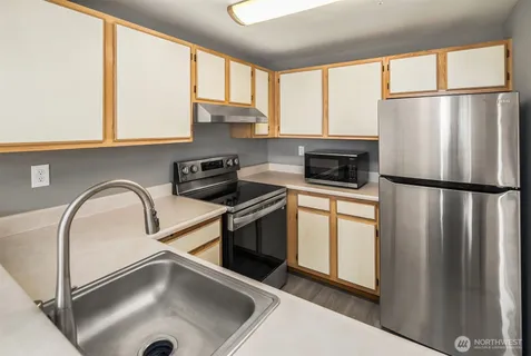 $212,998 | 28602 16th Avenue South, Unit 301, Federal Way, WA 98003