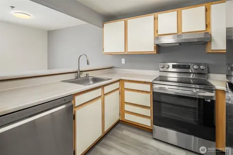 $212,998 | 28602 16th Avenue South, Unit 301, Federal Way, WA 98003