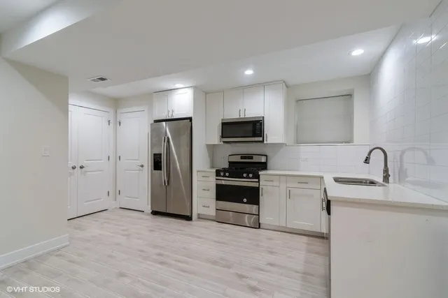 $2,395 | 1914 West Crystal Street, Unit GF, Chicago, IL 60622