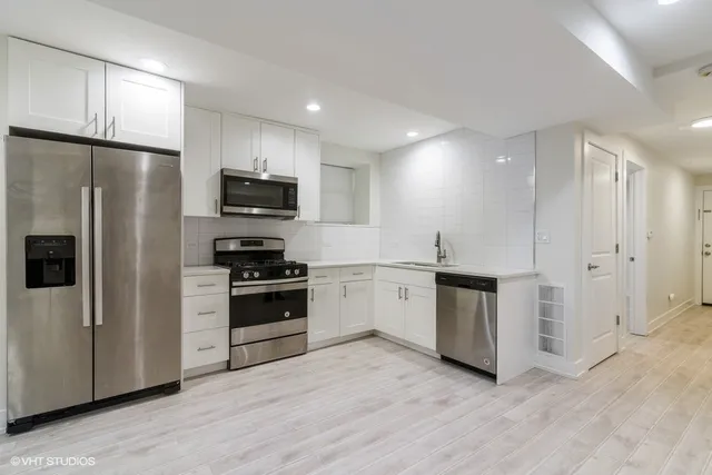 $2,395 | 1914 West Crystal Street, Unit GF, Chicago, IL 60622