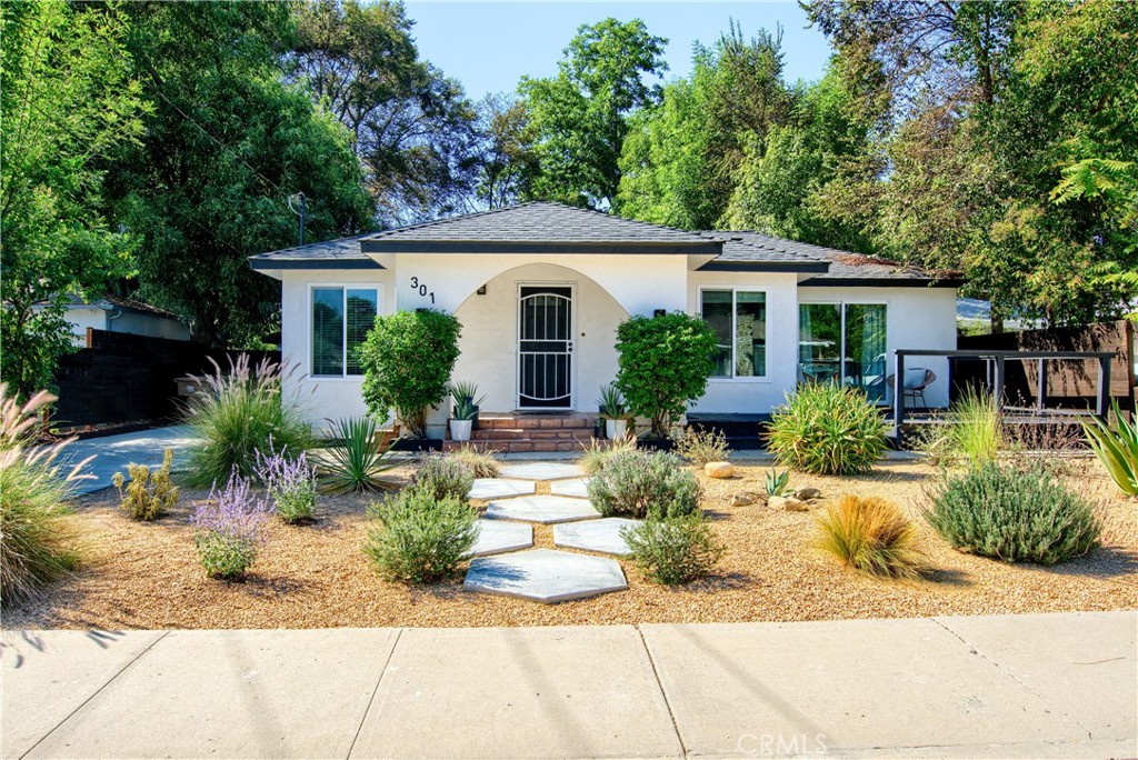a view of a house with backyard and sitting area