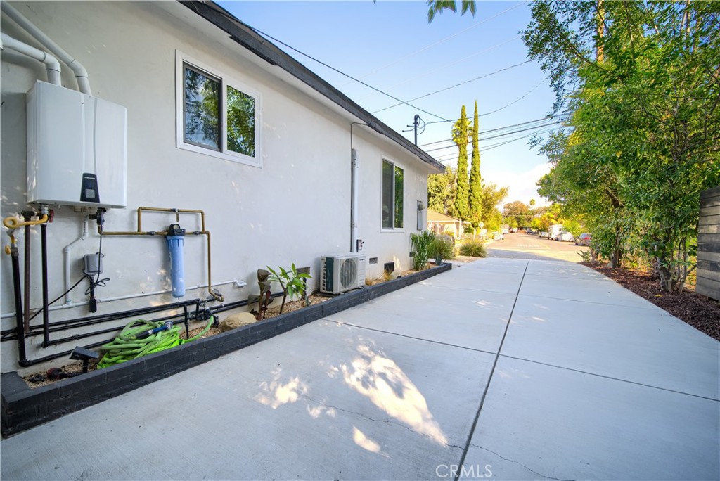 301 Park Road Ojai, CA 93023 - Photo 26 of 26 a view of a street with potted plants