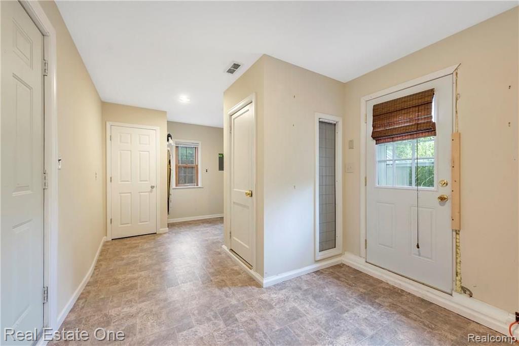 1719 John R Road Rochester Hills, MI 48307 - Photo 21 of 34