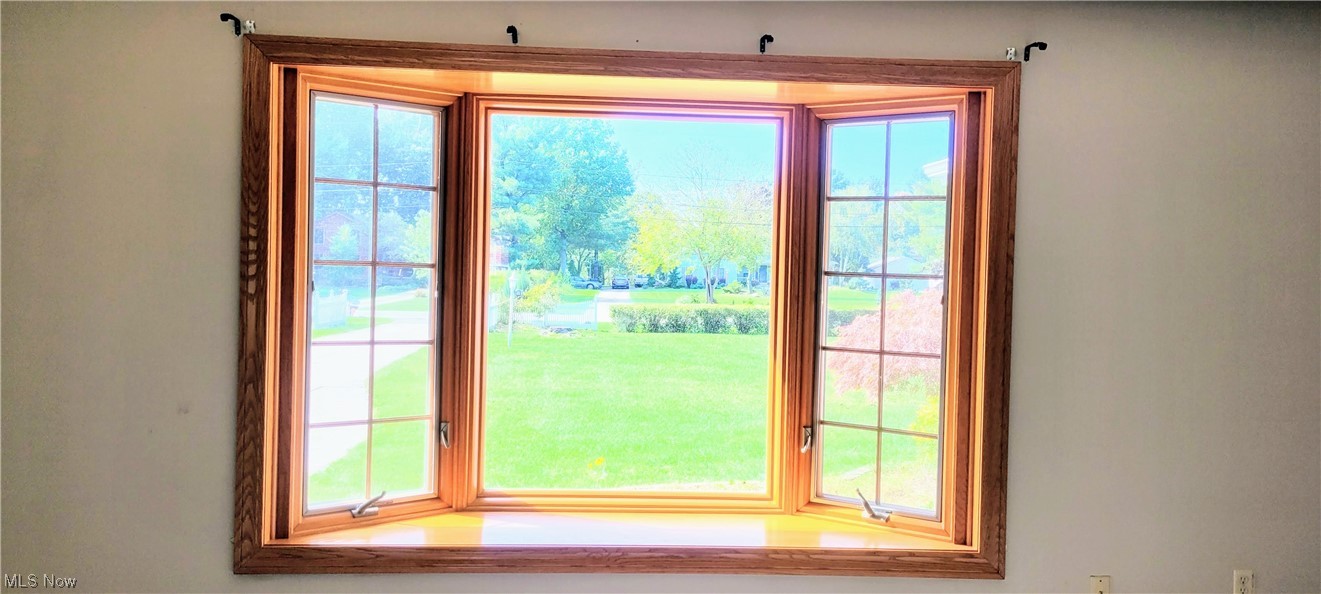 6015 Ford Road Elyria, OH 44035 - Photo 6 of 32 Bay window