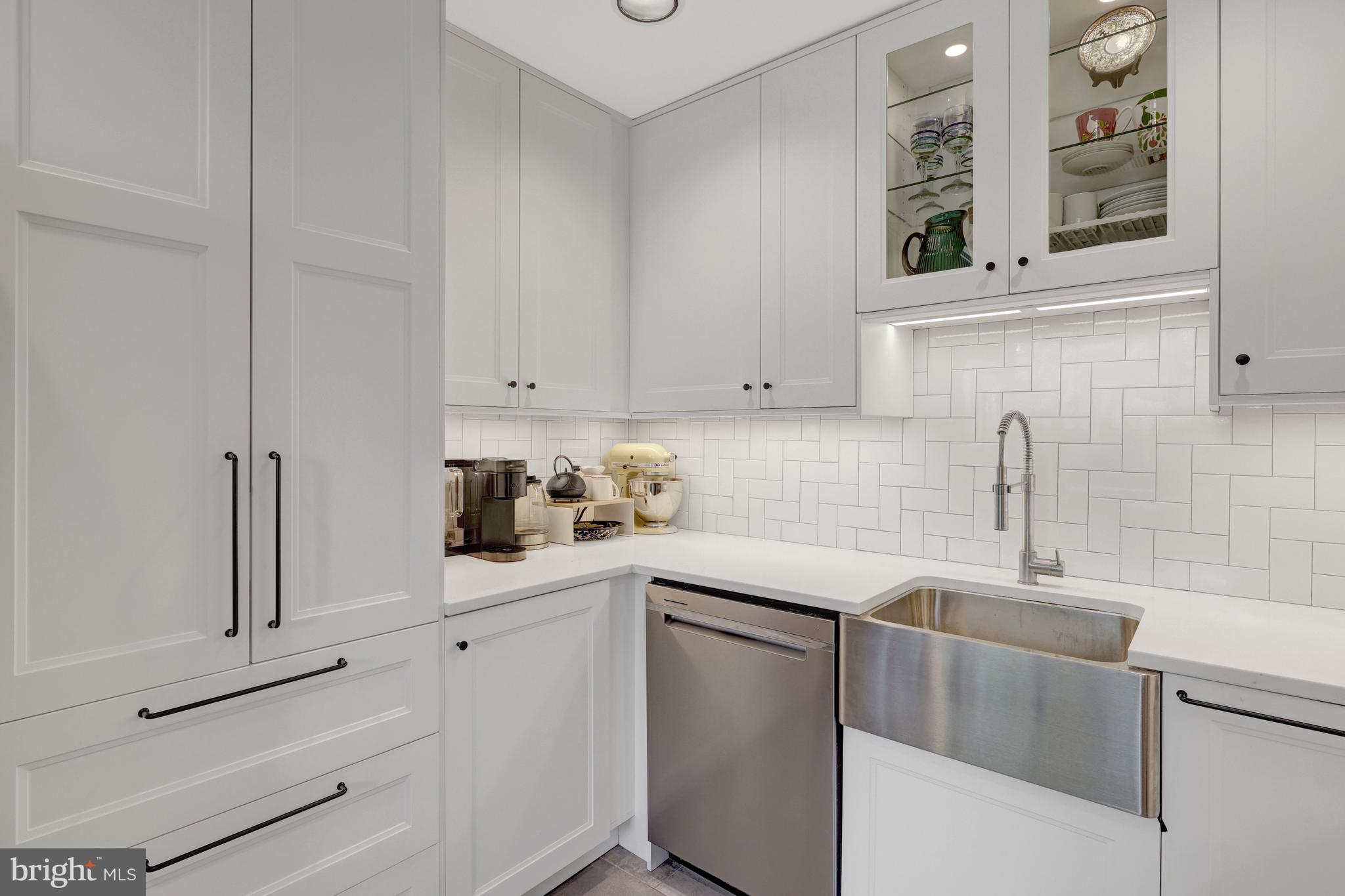 11009 Thrush Ridge Road Reston, VA 20191 - Photo 14 of 45 Enjoy tiled backsplash and undercabinet lighting.