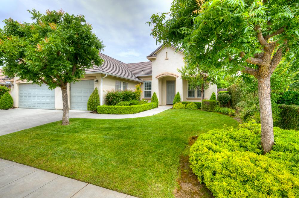 3235 Rall Avenue Clovis, CA 93619 - Photo 6 of 33 a front view of a house with a yard