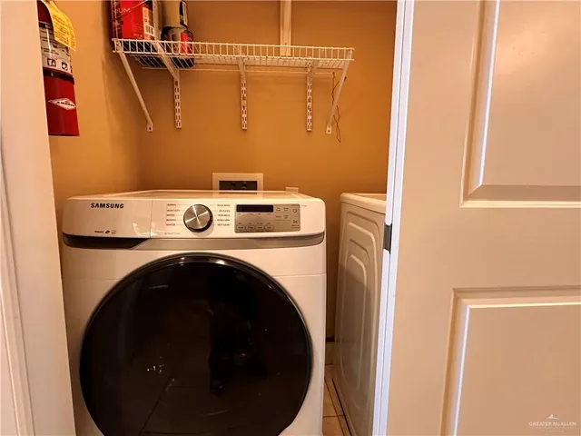 a close up view of a washer and dryer