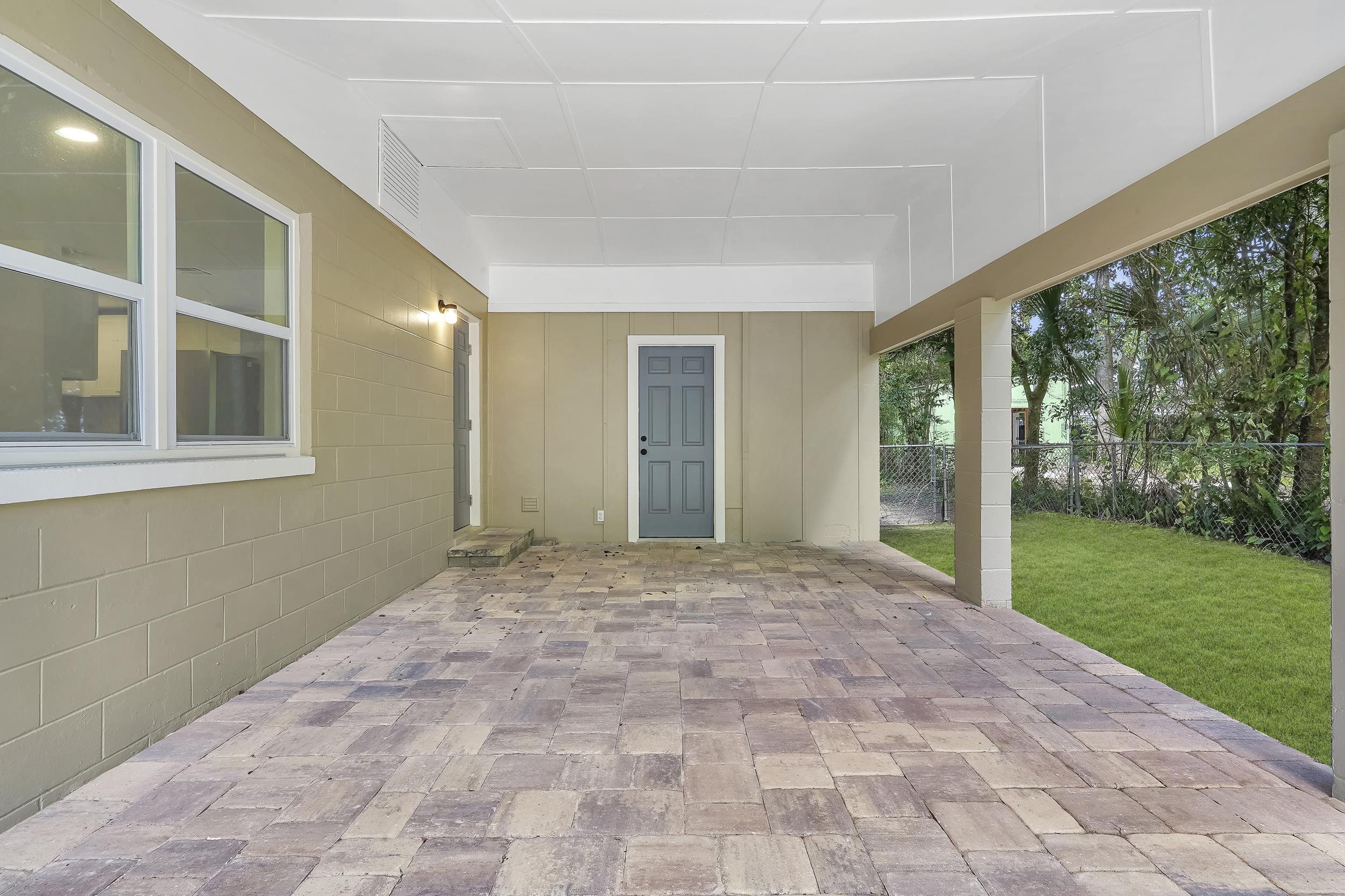 13 Oak Street St. Augustine, FL 32084 - Photo 5 of 39 a view of an empty room with a window