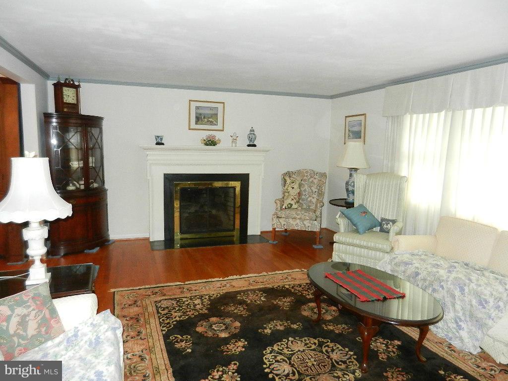 839 Windsor Road Cumberland, MD 21502 - Photo 4 of 21 Living Room