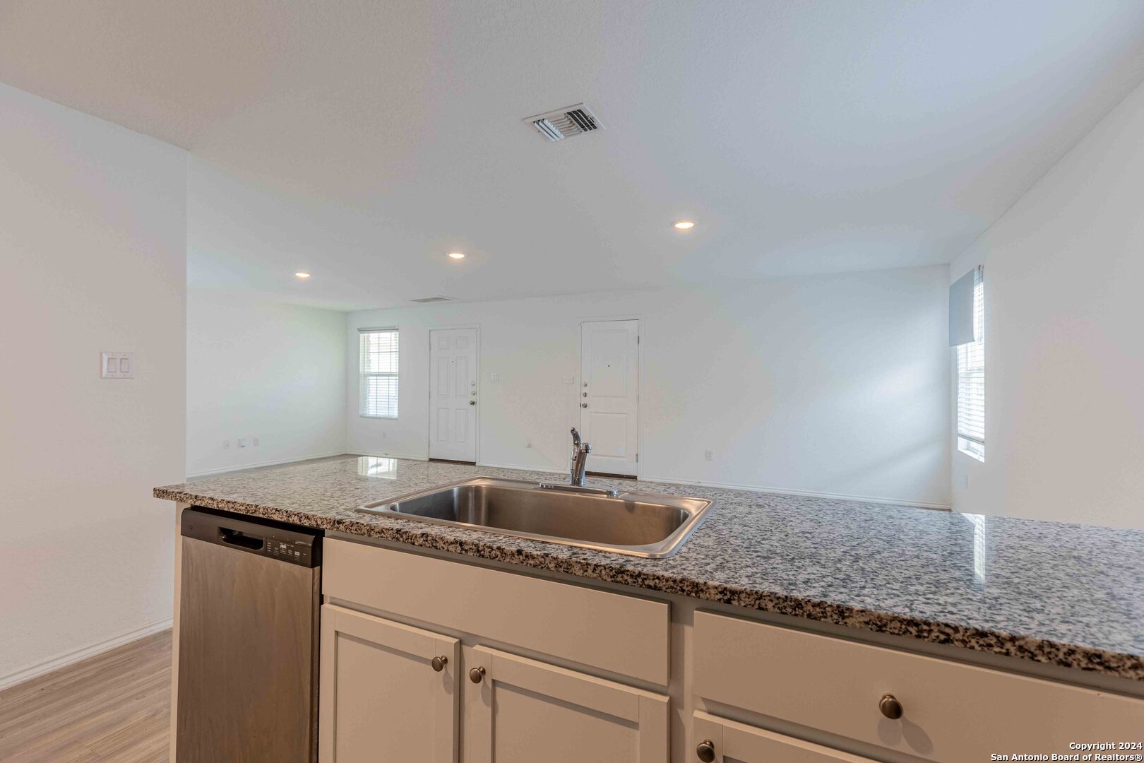 6562 Runaway Row Converse, TX 78109 - Photo 12 of 27