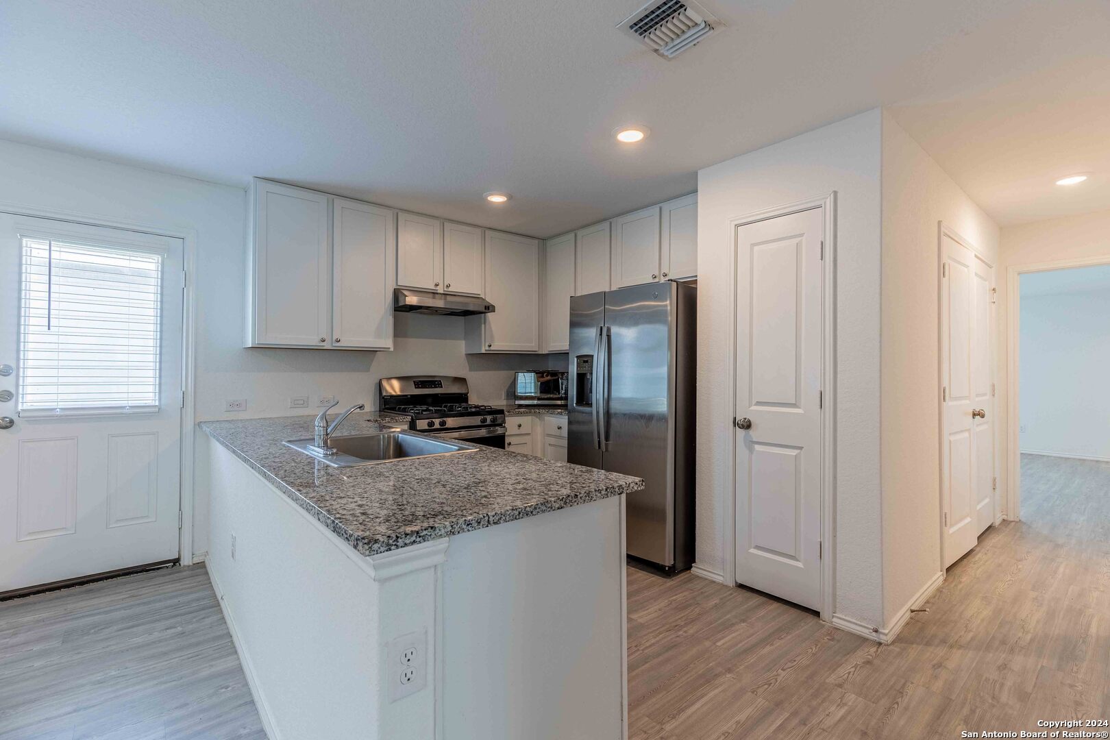 6562 Runaway Row Converse, TX 78109 - Photo 8 of 27