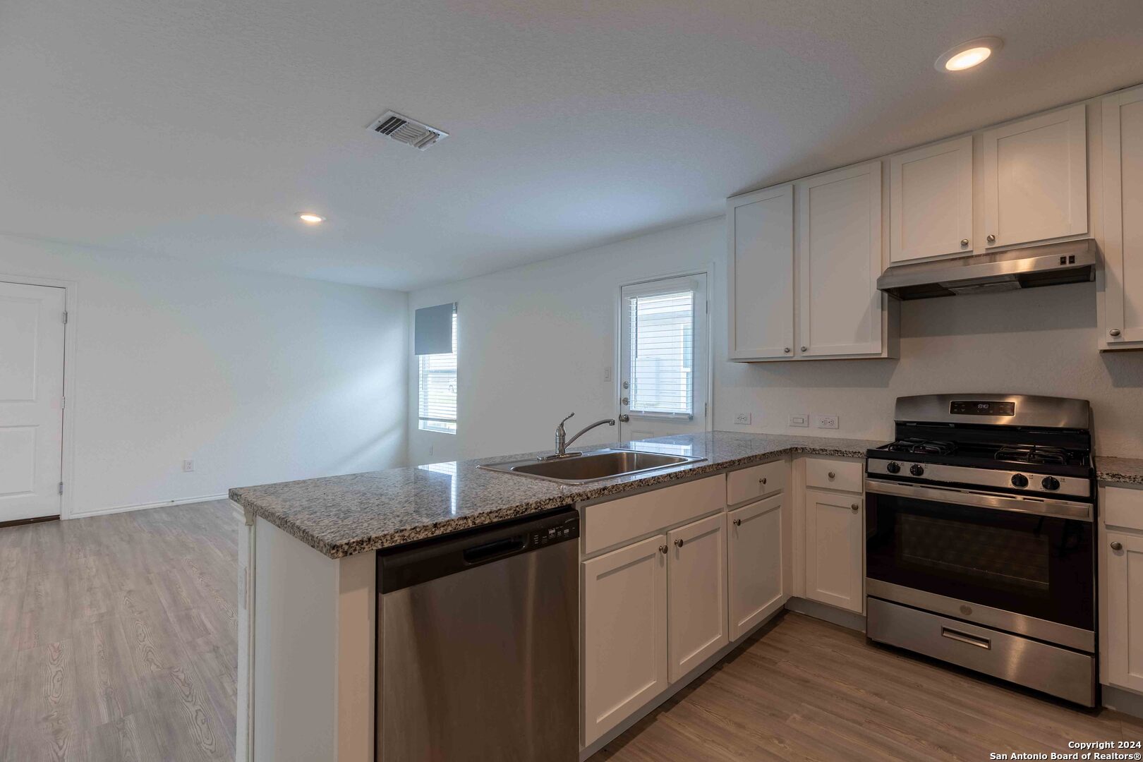 6562 Runaway Row Converse, TX 78109 - Photo 9 of 27