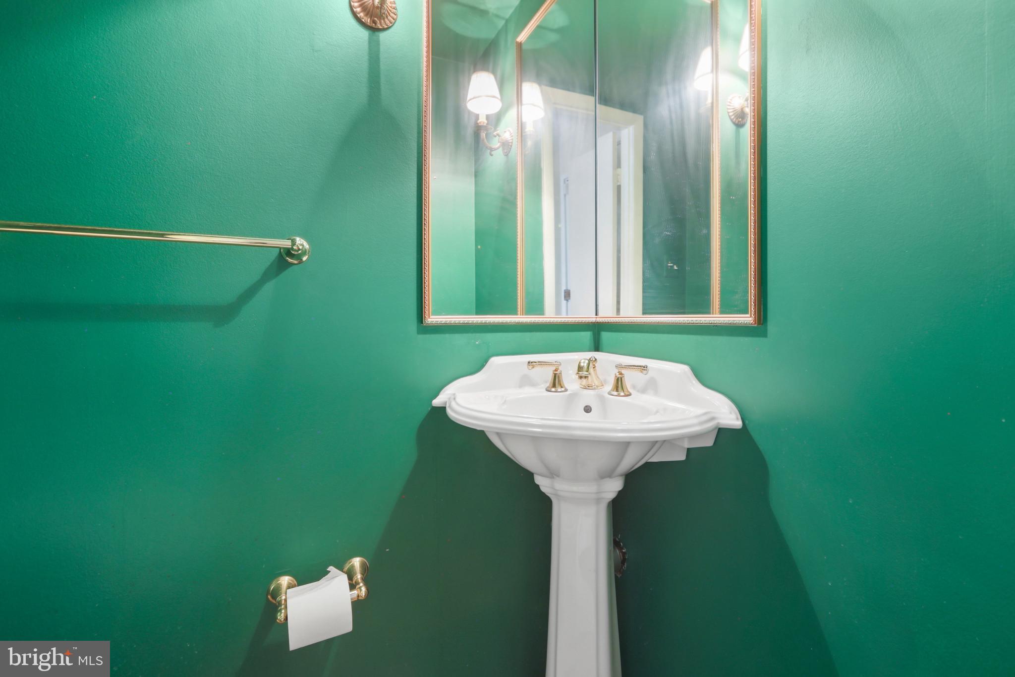 1989 Greenberry Road Baltimore, MD 21209 - Photo 16 of 35 Gallery Image 16