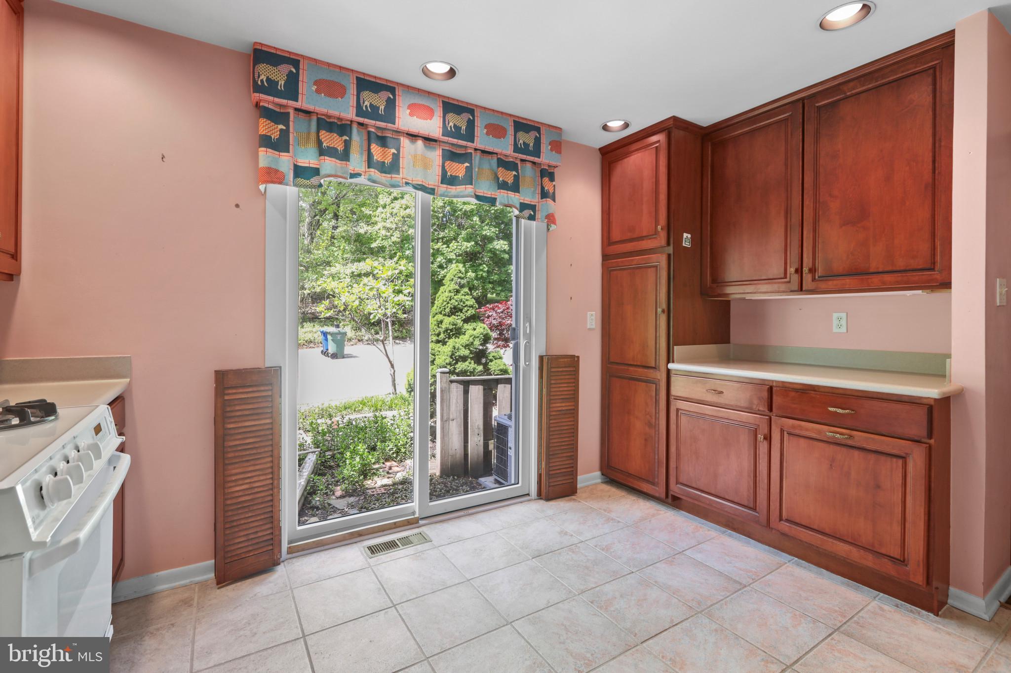 1989 Greenberry Road Baltimore, MD 21209 - Photo 10 of 35 Gallery Image 10