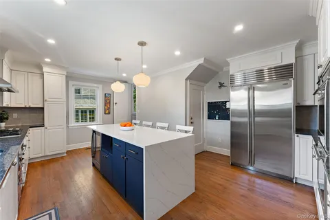 $1,925,000 | 10 Cambridge Court, Larchmont, NY 10538