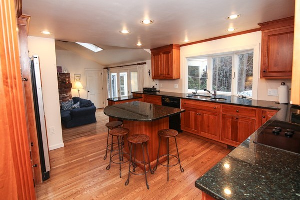 9 Loading Place Road Manchester, MA 01944 - Photo 4 of 29 Gallery Image 4
