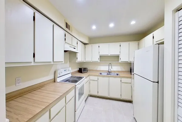$2,150 | 2020 Northwest 119th Street, Unit 1121, Miami, FL 33167