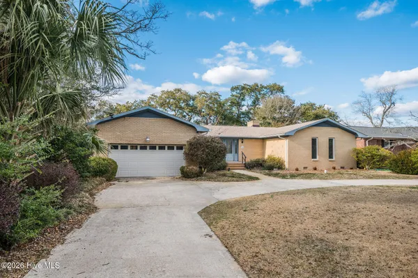 $675,000 | 168 Leslie Drive, Hubert, NC 28539