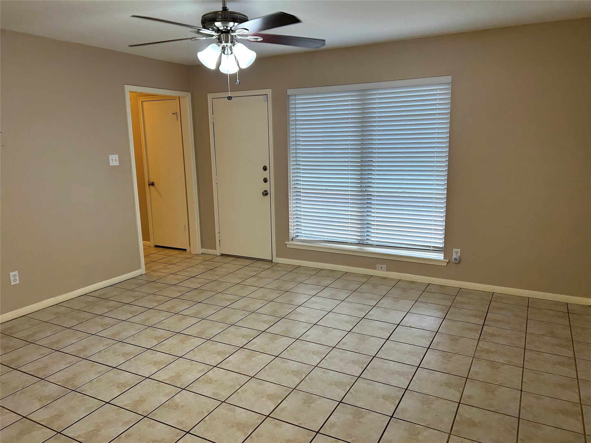 4146 Bermuda Drive Pasadena, TX 77503 - Photo 4 of 16 an empty room with windows and fan