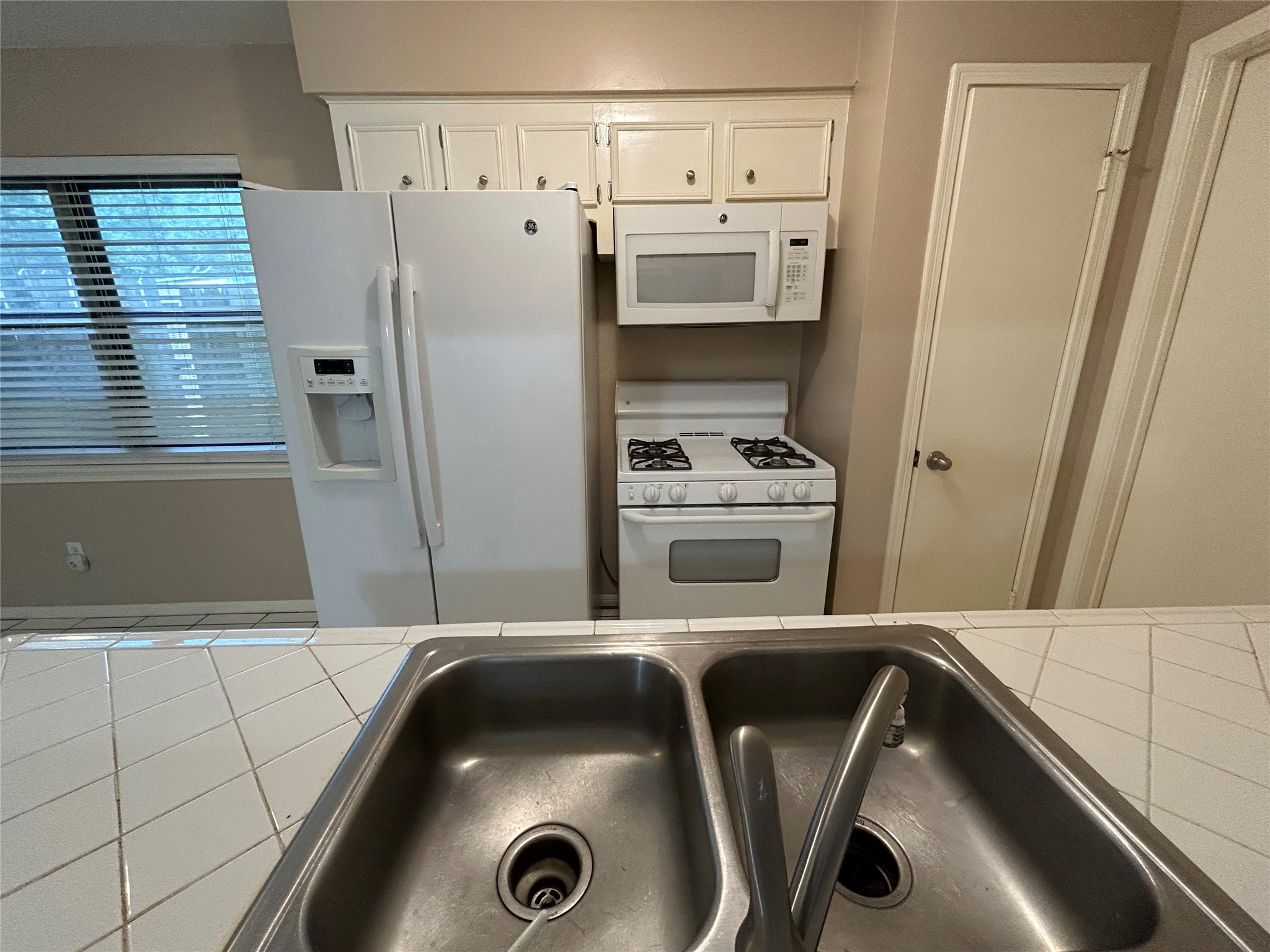 4146 Bermuda Drive Pasadena, TX 77503 - Photo 9 of 16 a bathroom with a sink and a washing machine