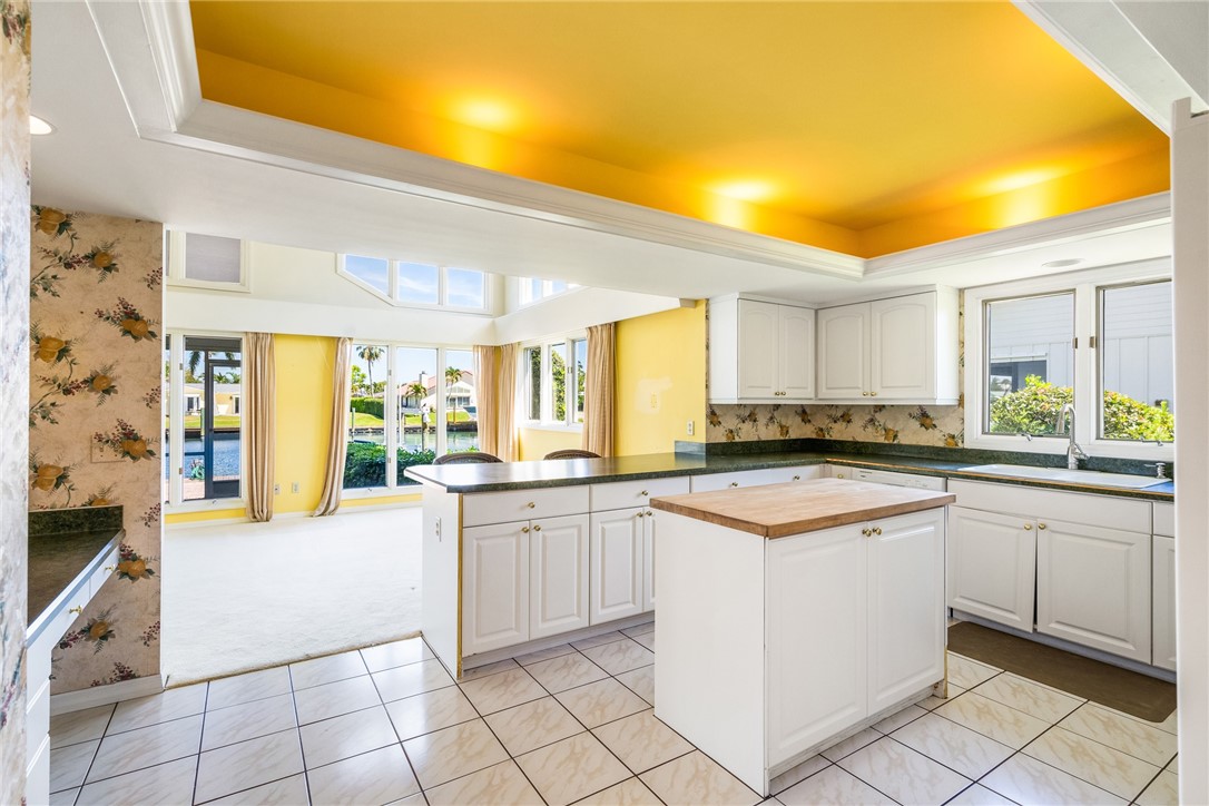 18 Tarpon Drive Vero Beach, FL 32960 - Photo 19 of 36 a kitchen with cabinets and appliances