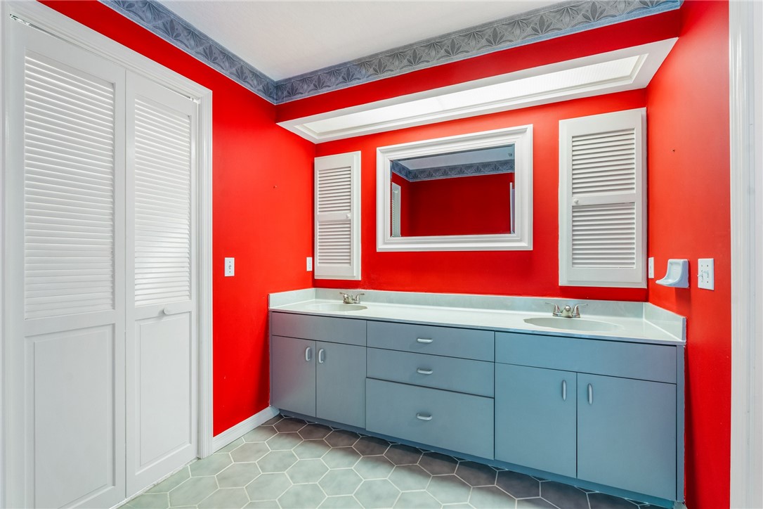 18 Tarpon Drive Vero Beach, FL 32960 - Photo 27 of 36 a room with mirror and a sink