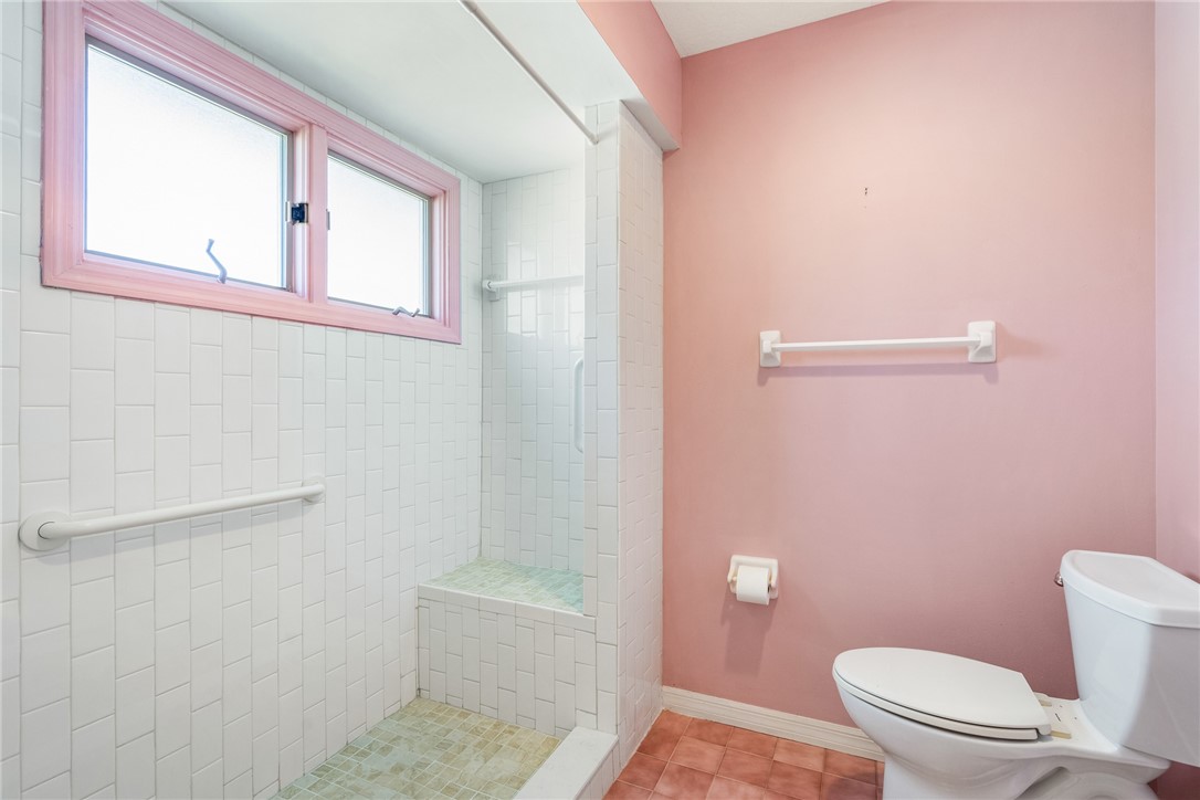 18 Tarpon Drive Vero Beach, FL 32960 - Photo 33 of 36 a bathroom with a toilet a sink and bath tub