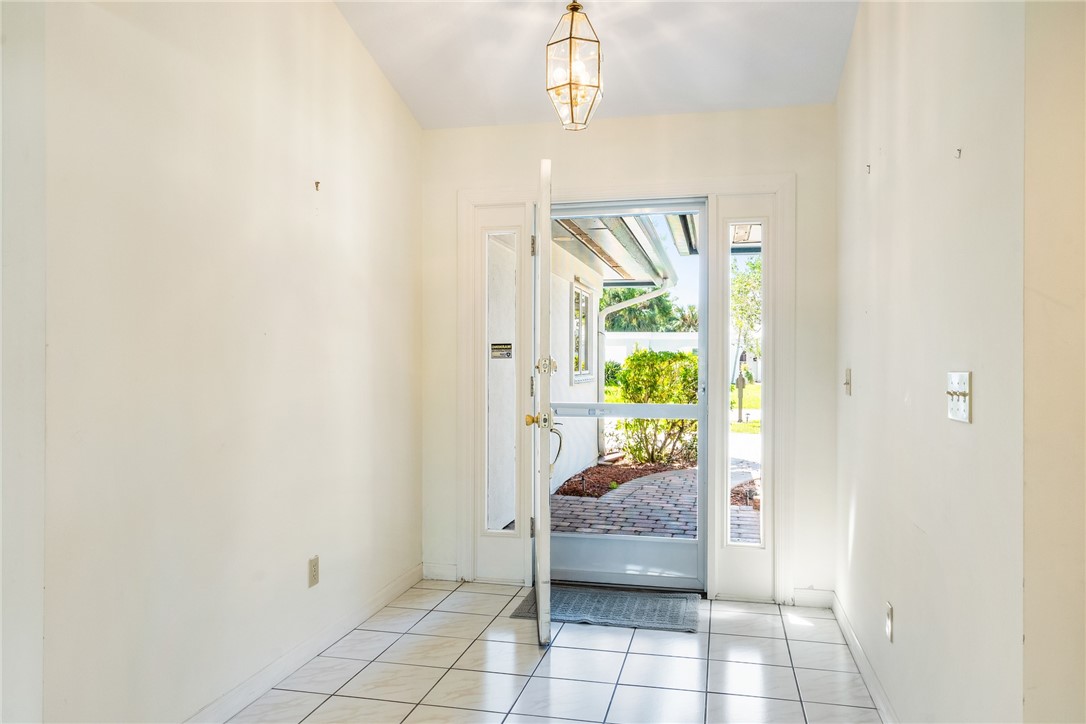 18 Tarpon Drive Vero Beach, FL 32960 - Photo 9 of 36 a room with a bed and a window