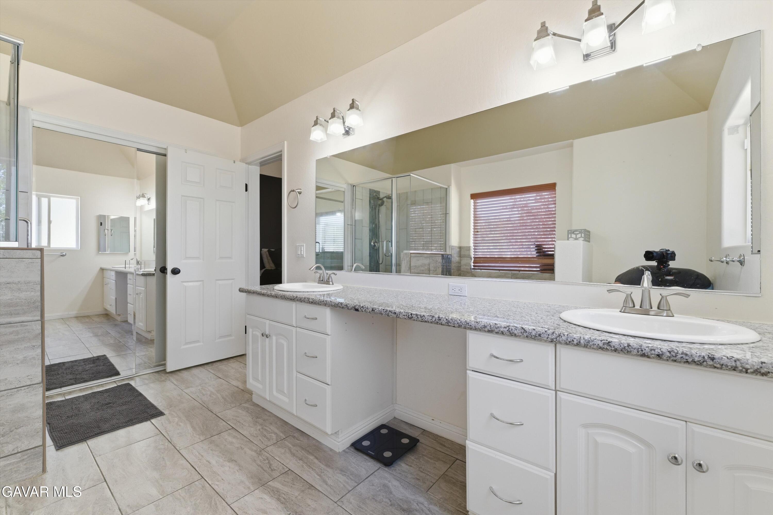 20761 Schout Road Tehachapi, CA 93561 - Photo 17 of 54 33-JYP04570