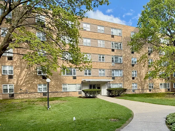 $139,900 | 2025 West Granville Avenue, Unit 110, Chicago, IL 60659