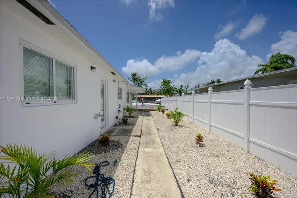 a view of a backyard