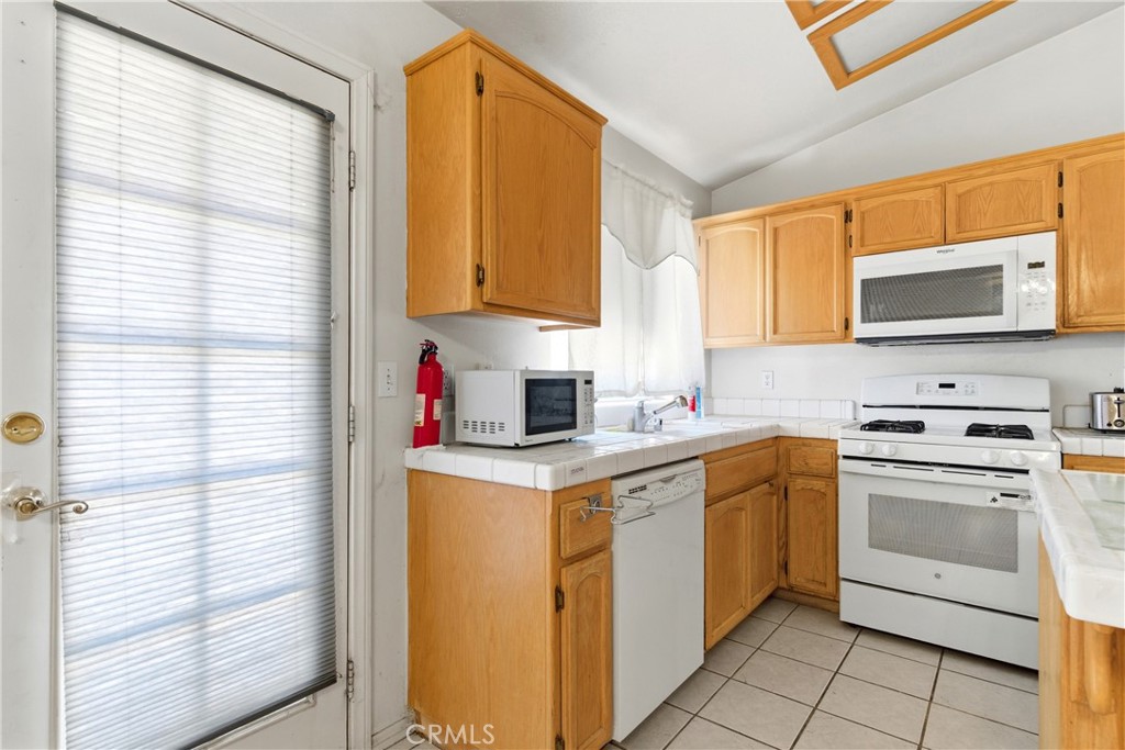 16433 Pauhaska Road Apple Valley, CA 92307 - Photo 16 of 50
