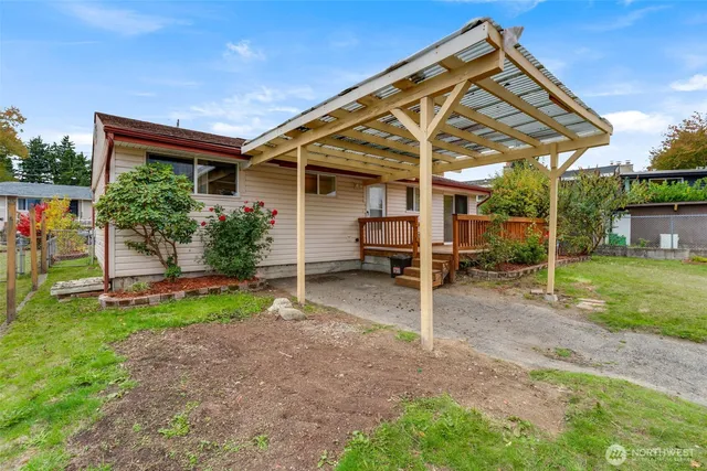 a view of a house with backyard and sitting area
