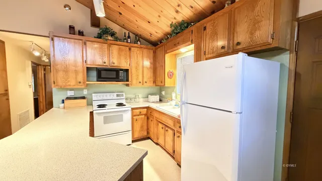 $2,100 | 26823 Crestview Drive, Idyllwild, CA 92549