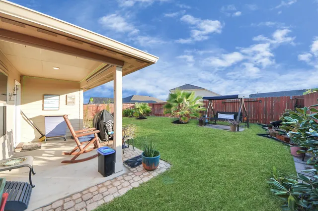 a view of a house with backyard and garden