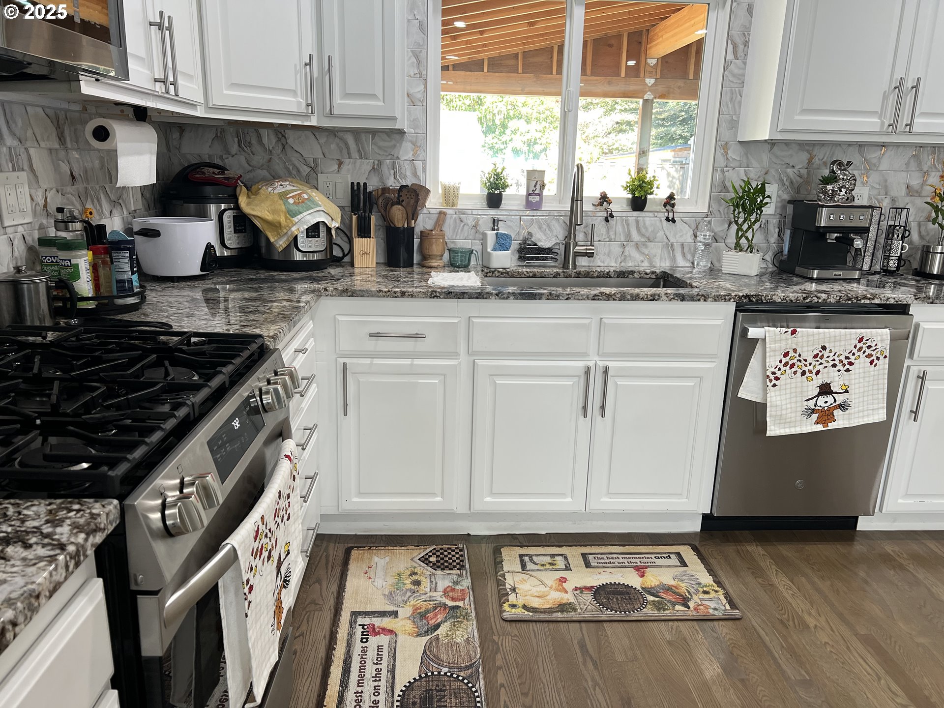 17519 Southeast Tibbetts Street Portland, OR 97236 - Photo 11 of 32 a kitchen with granite countertop a stove a sink a refrigerator and window