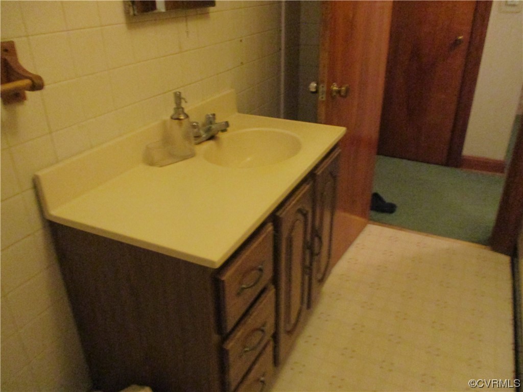 2409 Burgess Road Chester, VA 23836 - Photo 18 of 50 a bathroom with a sink and a tub