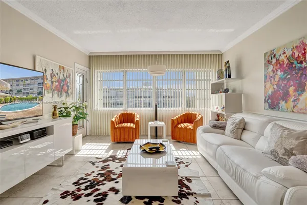 $1,900 | 330 Southeast 2nd Street, Unit 404E, Hallandale Beach, FL 33009