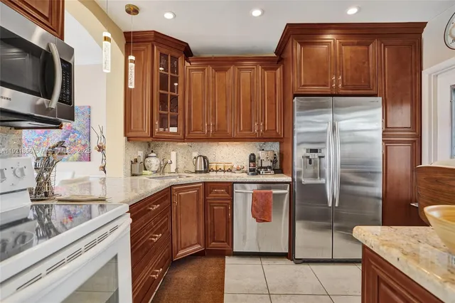 $1,950 | 330 Southeast 2nd Street, Unit 404E, Hallandale Beach, FL 33009