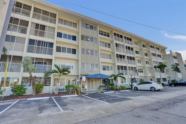$1,950 | 330 Southeast 2nd Street, Unit 404E, Hallandale Beach, FL 33009