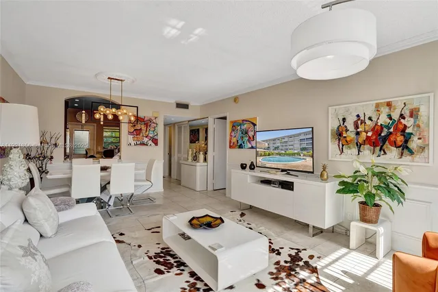 $1,950 | 330 Southeast 2nd Street, Unit 404E, Hallandale Beach, FL 33009