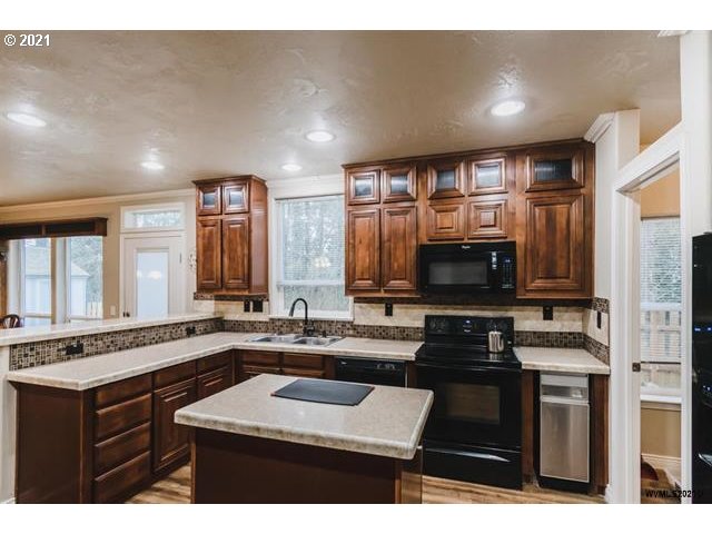 38307 Maple Street Lebanon, OR 97355 - Photo 3 of 32 Gallery Image 3